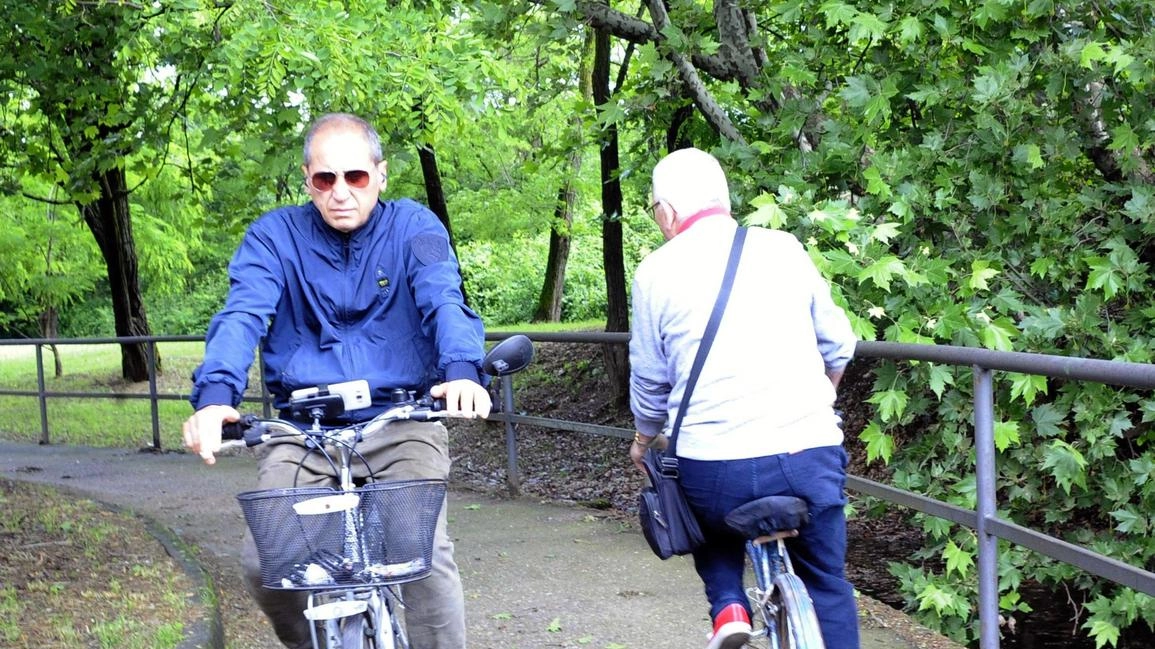 Nella foto d’archivio due signori in sella alle loro biciclette pdealano lungo una ciclopedonale