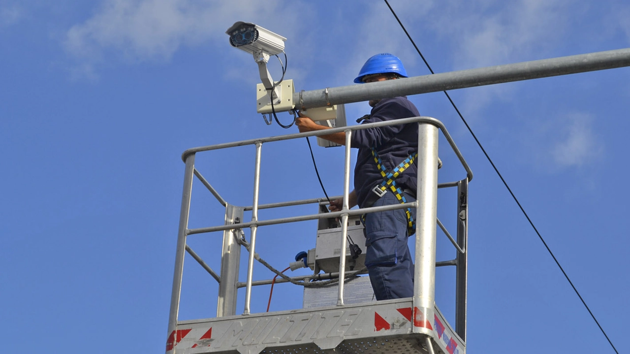 L'installazione di nuove telecamere di video sorveglianza in città (Foto di repertorio)