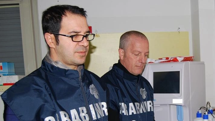 I carabinieri del Nas hanno seguito le indagini dopo aver notato un via vai sospetto all’esterno di alcuni centri estetici gestiti da orientali I carabinieri del Nas hanno seguito le indagini dopo aver notato un via vai sospetto all’esterno di alcuni centri estetici gestiti da orientali