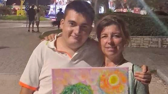 Federico Poli con Sara Moisè e l’opera. dove ha immortalato il Lago del Sole Federico Poli con Sara Moisè e l’opera. dove ha immortalato il Lago del Sole