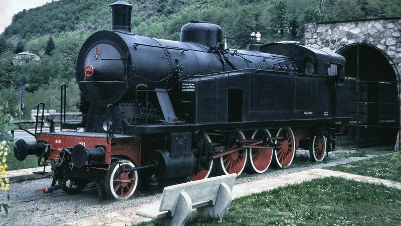 L’ultracentenaria locomotiva a vapore 940-002 si trova nell’area adiacente a Borgo Sala e ai Doglioni lungo la SR 445 L’ultracentenaria locomotiva a vapore 940-002 si trova nell’area adiacente a Borgo Sala e ai Doglioni lungo la SR 445
