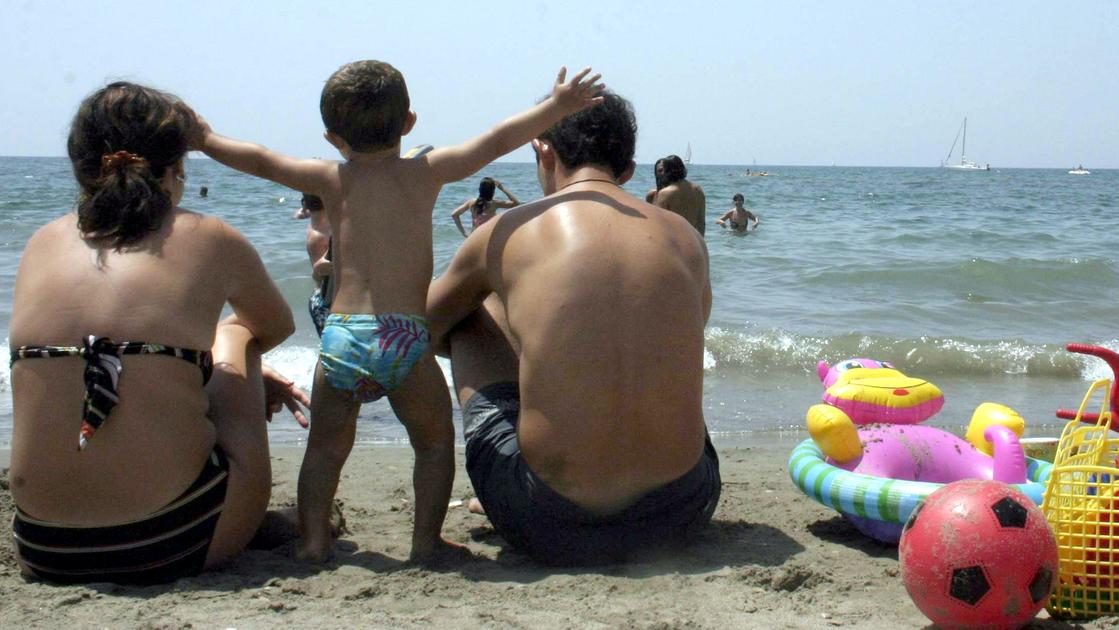 Difendere i bimbi dal caldo: la guida. “Crema fattore 50 e dieta a colori”
