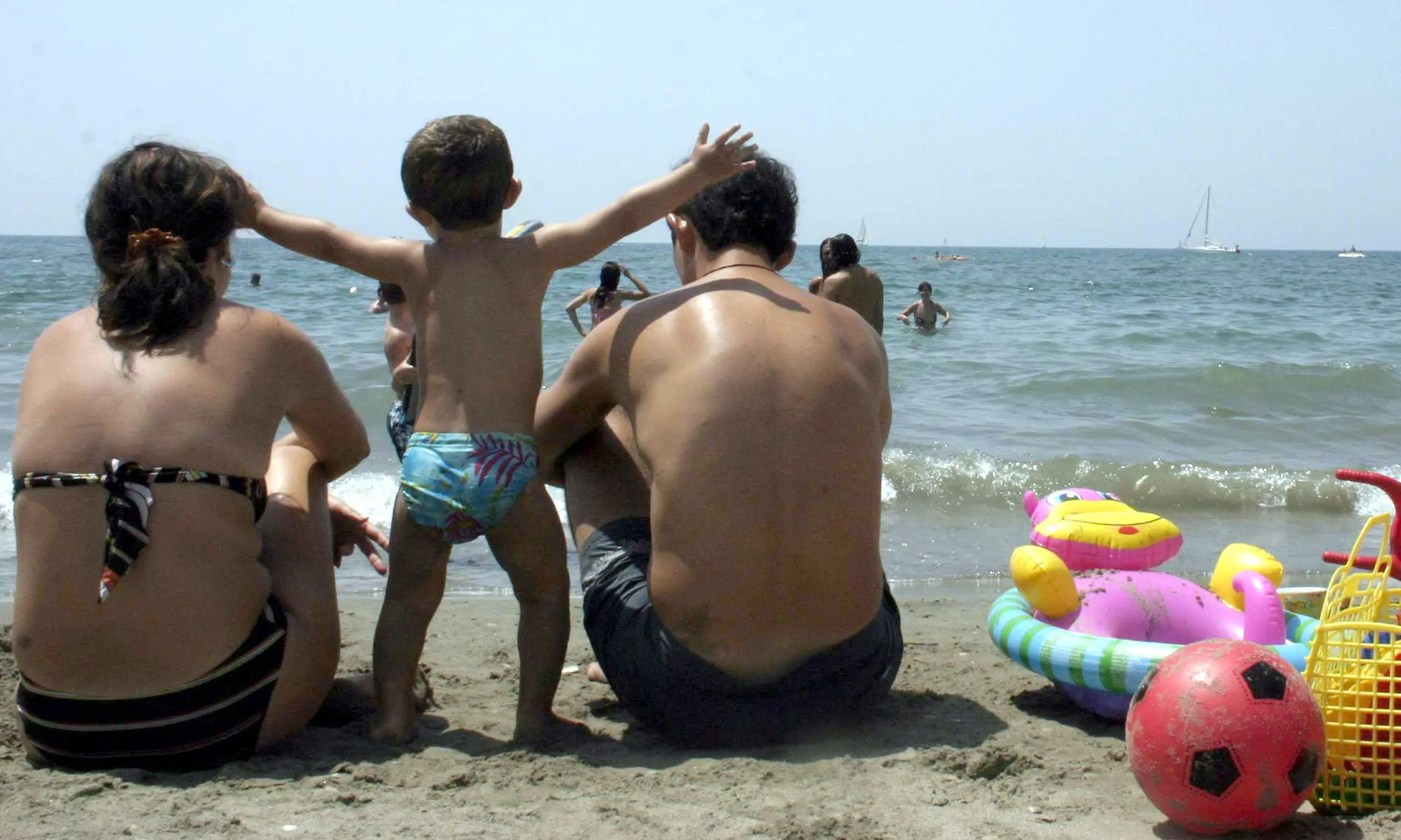Difendere i bimbi dal caldo: la guida. “Crema fattore 50 e dieta a colori”