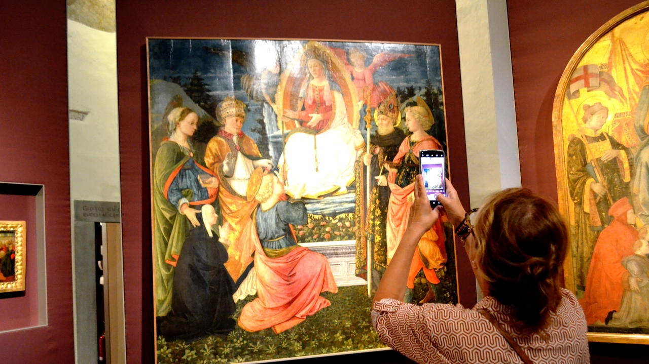 Una visitatrice al Museo di Palazzo Pretorio