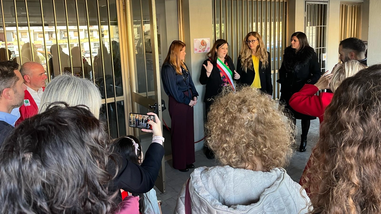 Ieri pomeriggio l’inaugurazione della sede dell’associazione Eunice nel Palazzo Rota nel quartiere stazione. In tanti al taglio del nastro Ieri pomeriggio l’inaugurazione della sede dell’associazione Eunice nel Palazzo Rota nel quartiere stazione. In tanti al taglio del nastro