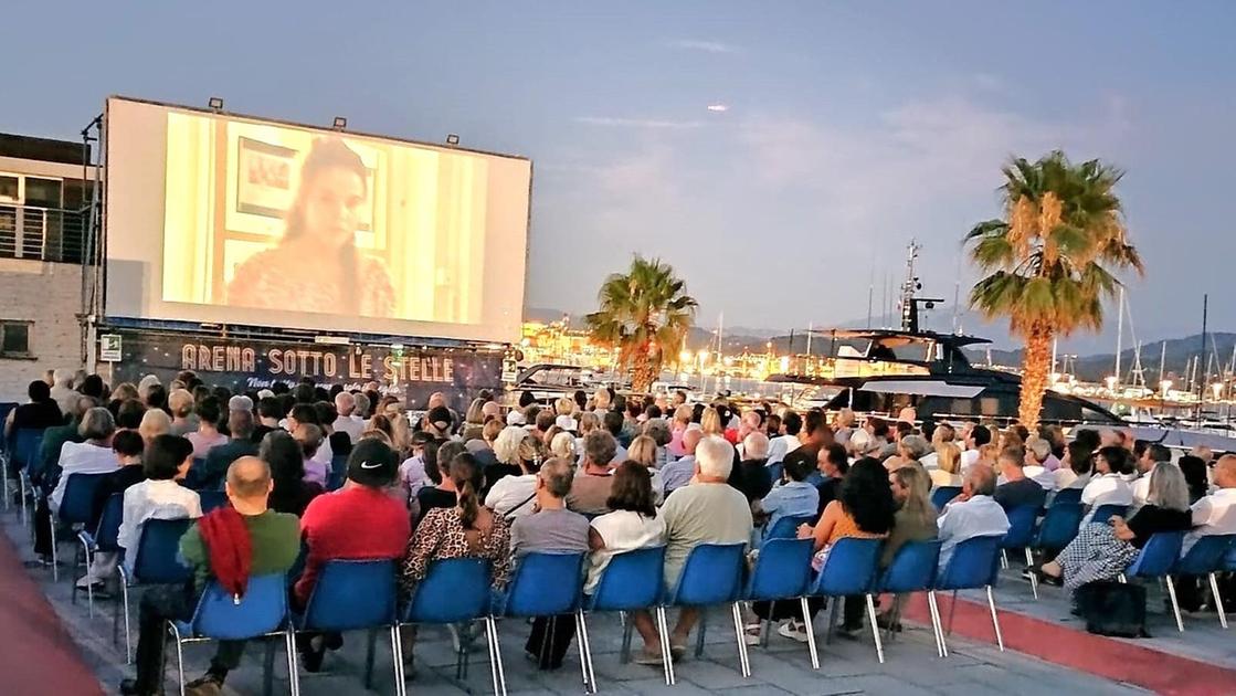 https://www.lanazione.it/image-service/view/acePublic/alias/contentid/ZDViZDE3ZDYtMDY1NC00/0/ancora-cinema-sotto-le-stelle-avanti-tutta-con-le-proiezioni-nellarena-del-porto-mirabello.jpeg?f=16:9&w=1200&h=630