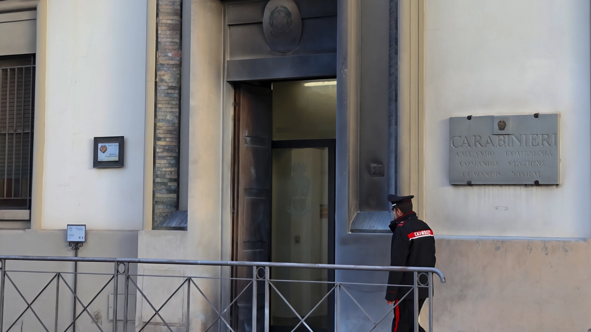 Il blitz durante la notte: in fiamme il portone dell’edificio. C’erano militari all’interno. Uomo incappucciato ripreso dalle telecamere. Nessuna pista esclusa. Lo sdegno di Funaro. Il blitz durante la notte: in fiamme il portone dell’edificio. C’erano militari all’interno. Uomo incappucciato ripreso dalle telecamere. Nessuna pista esclusa. Lo sdegno di Funaro.