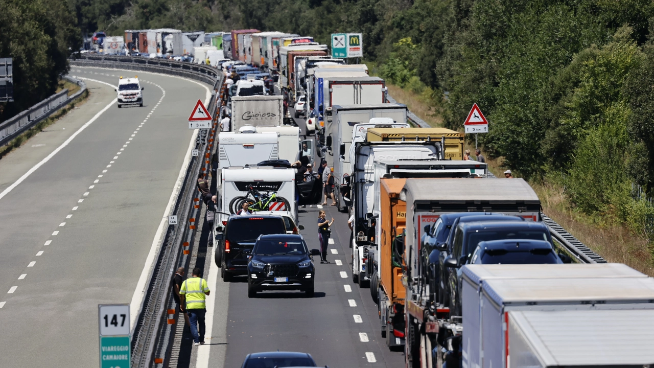 Caos A12, si ribalta cisterna di carburante: pericolo per la benzina. Grave il conducente