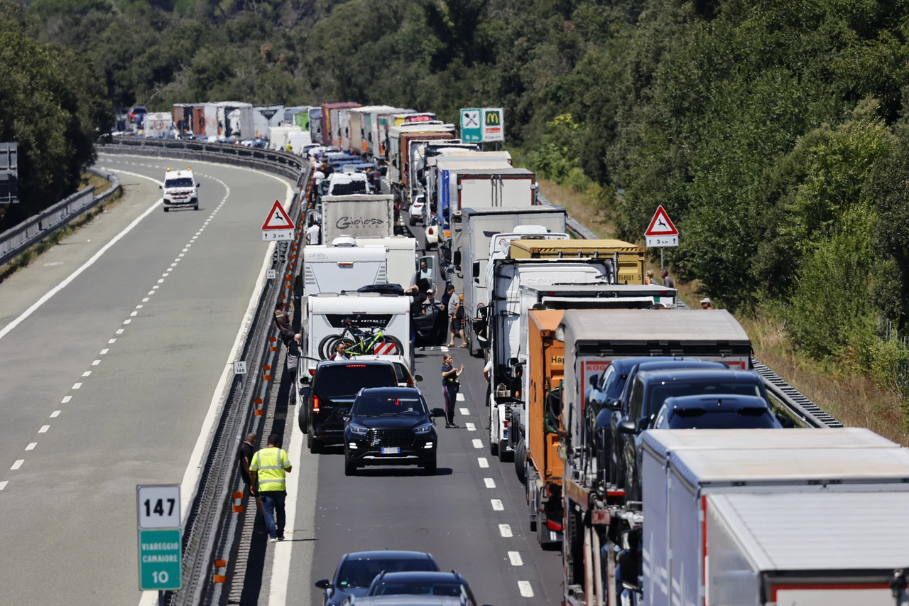 Incidente A12, cisterna ribaltata code (foto di Enrico Mattia Del Punta)