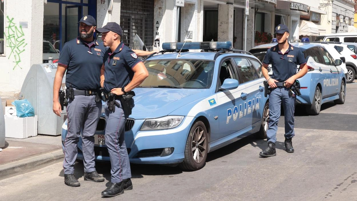 Gli agenti delle volanti e della squadra mobile hanno risolto la situazione (. foto archivio Gli agenti delle volanti e della squadra mobile hanno risolto la situazione (. foto archivio