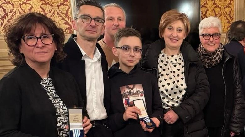 Le medaglie. consegnate dal prefetto Gradone alla presenza del sindaco Le medaglie. consegnate dal prefetto Gradone alla presenza del sindaco