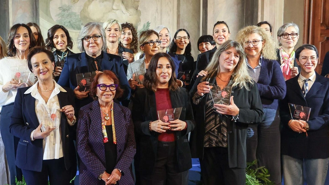 Il gruppo delle imprenditrici che hanno ricevuto il premio con al centro Lella Golfo, presidente della Fondazione Bellisario Il gruppo delle imprenditrici che hanno ricevuto il premio con al centro Lella Golfo, presidente della Fondazione Bellisario