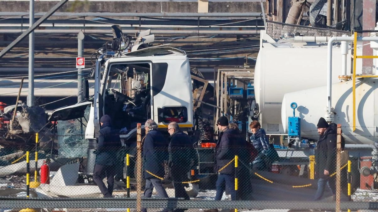 "Una tubazione sulla struttura" delle pensiline "risulta essere priva dei bulloni di sicurezza". Ipotesi di omicidio colposo, crollo doloso e rimozione dolosa di cautele contro infortuni sul lavoro. "Una tubazione sulla struttura" delle pensiline "risulta essere priva dei bulloni di sicurezza". Ipotesi di omicidio colposo, crollo doloso e rimozione dolosa di cautele contro infortuni sul lavoro.