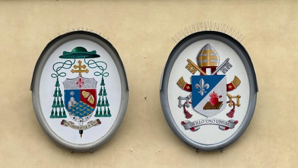 firenze sulla facciata del palazzo vescovile lo stemma di papa leone xiv