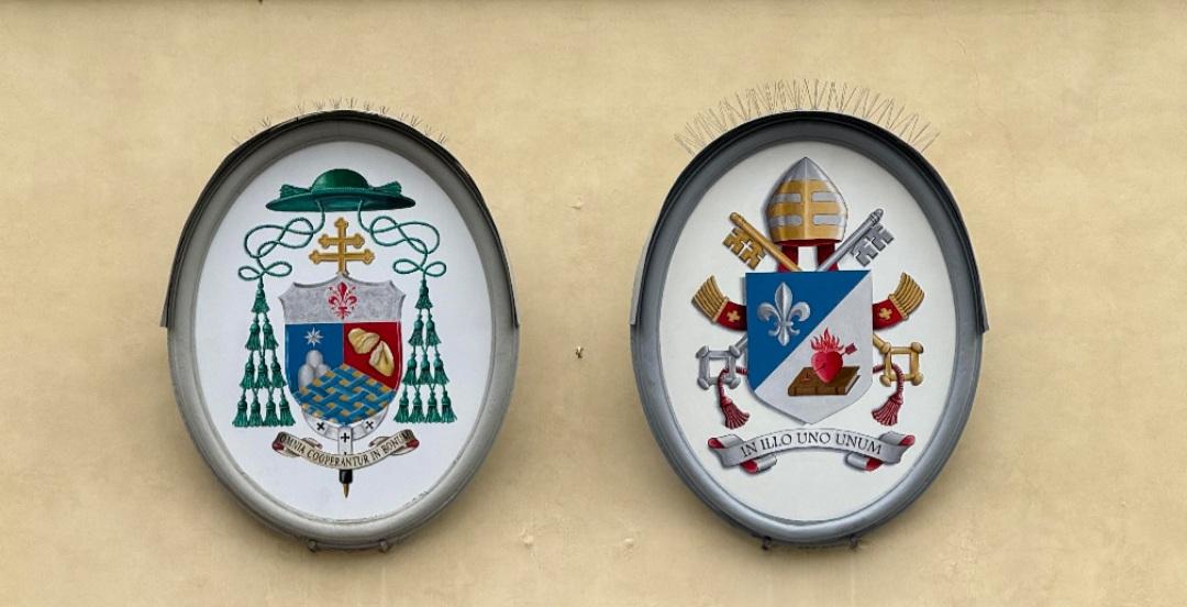Firenze, sulla facciata del palazzo vescovile lo stemma di Papa Leone XIV
