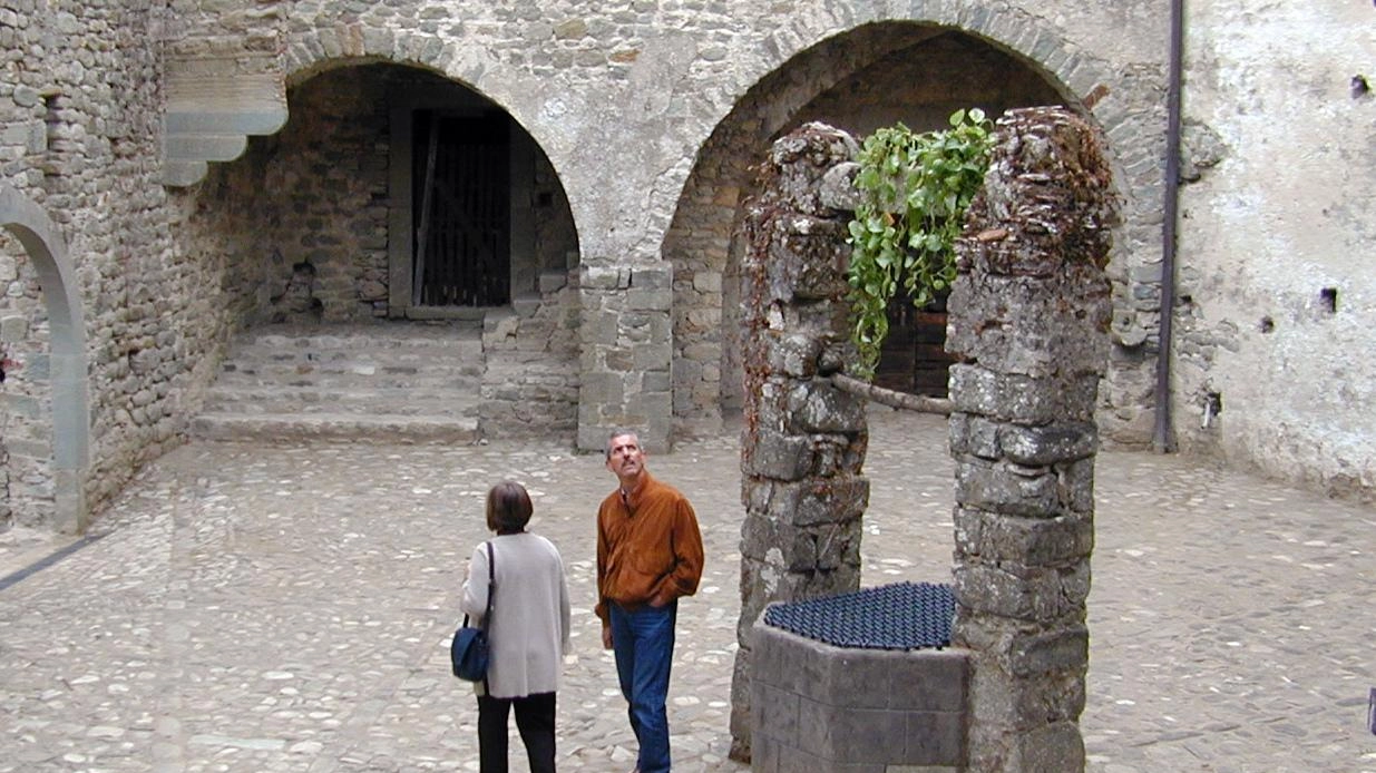 Visitatori al castello di Lusuolo in Lunigiana Visitatori al castello di Lusuolo in Lunigiana