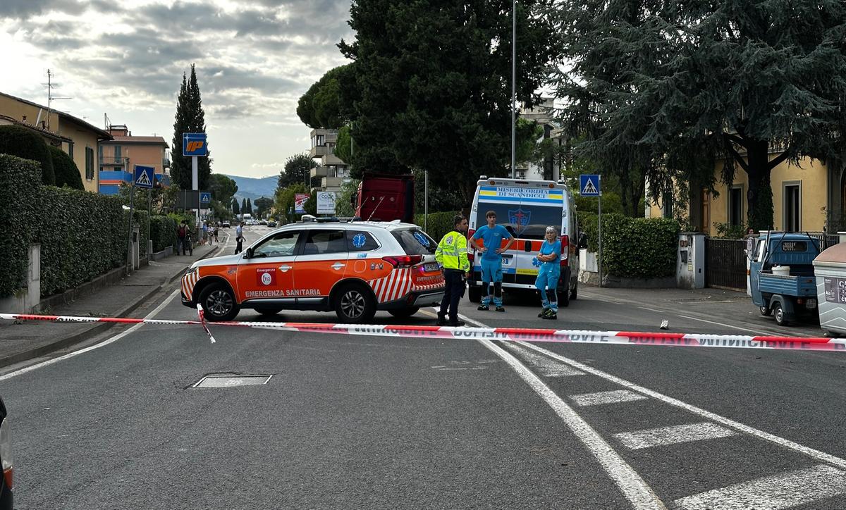 muore con la moto contro un camion la tragedia della strada a scandicci