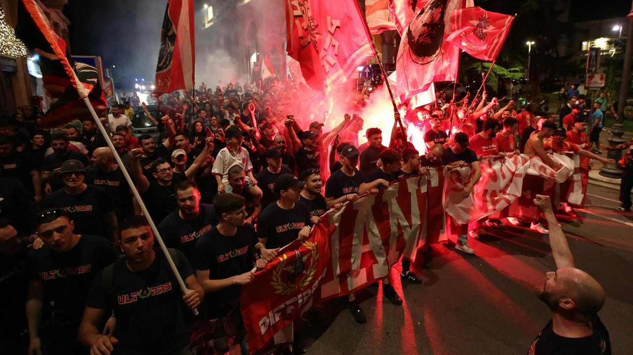 Il corteo dei tifosi biancorossi nell’estate scorsa Il corteo dei tifosi biancorossi nell’estate scorsa