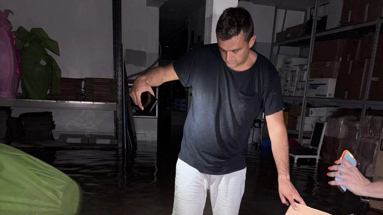 L’imprenditore sconsolato: "Mi ha chiamato mio figlio, l’acqua era dappertutto" "Siamo all’incrocio di due fiumiciattoli: in questa condizione non si lavora".