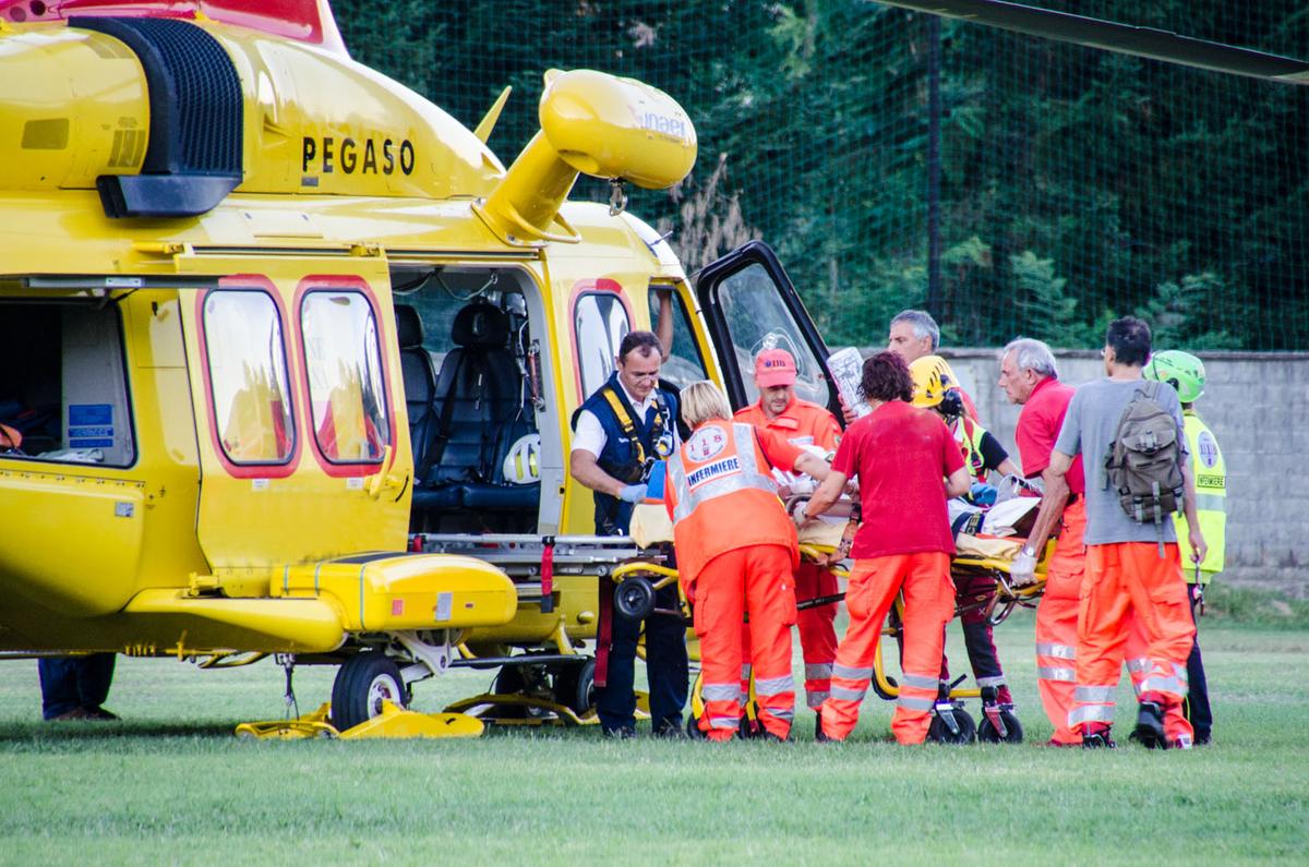 Cade dalla scala, volo di sei metri. Preparava una battuta di caccia: è in pericolo di vita