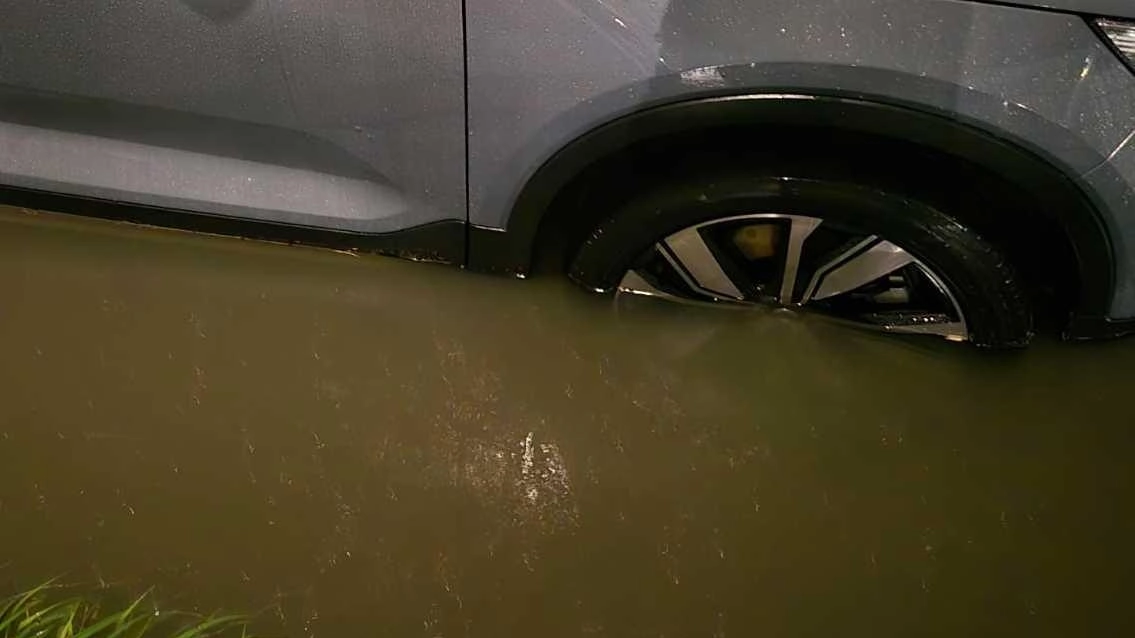 Una delle auto rimaste sotto l’acqua nelle strade di Pisa, sono state diverse fra la città e la costa le vie allagate Una delle auto rimaste sotto l’acqua nelle strade di Pisa, sono state diverse fra la città e la costa le vie allagate