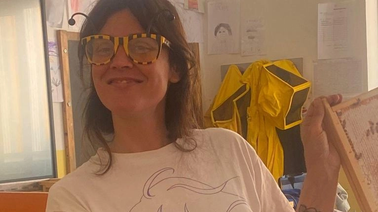 La giovane Borghini, insegnante, è anche apicoltrice e custodisce preziose arnie che cura e alleva con passione e profonda dedizione. Un insegnamento di vita dalla laboriosità di un mondo organizzato .
