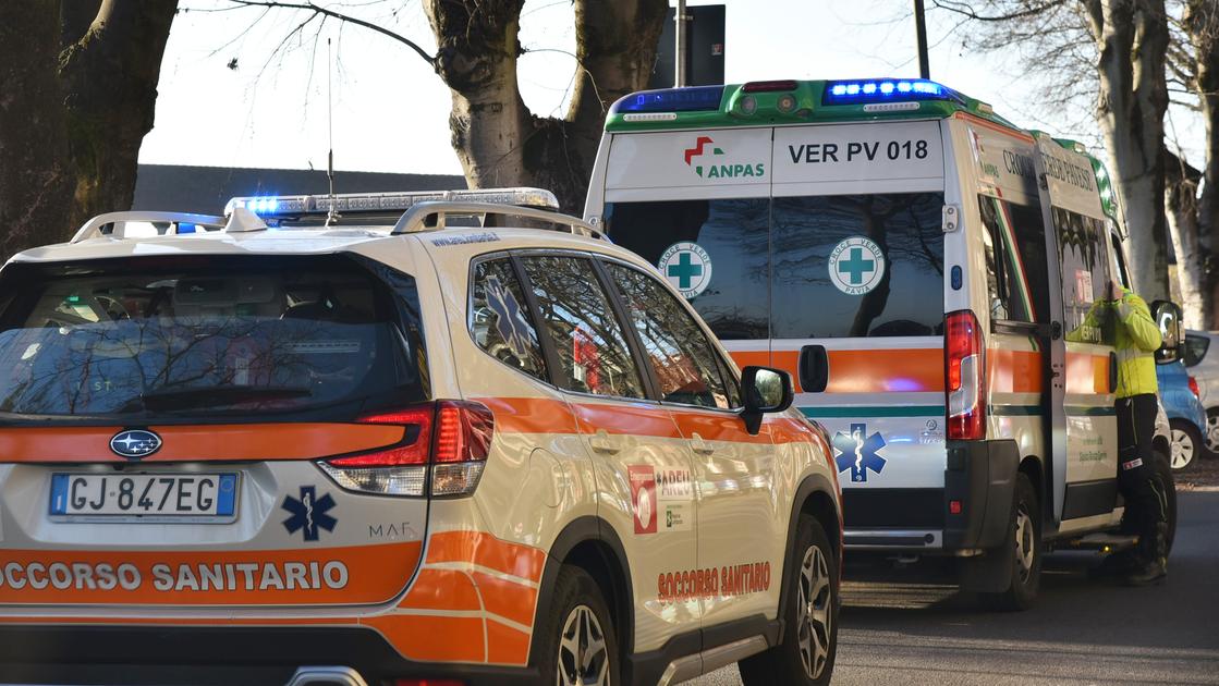 incidente nella notte lo schianto con la moto ferite due giovani donne