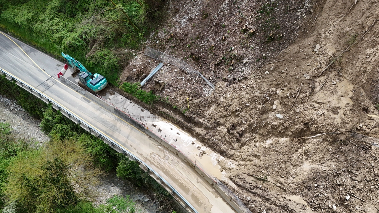 Vedute aeree di via Bolognese chiusa all'altezza di Fontebuona in seguito a una frana (fotocronacghe Germogli)