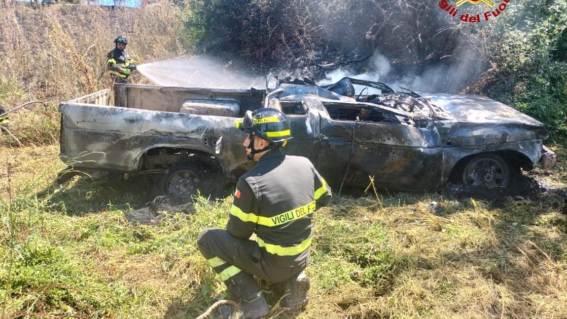 Auto in fiamme, l’incendio si propaga alla vegetazione. Ferito il conducente Auto in fiamme, l’incendio si propaga alla vegetazione. Ferito il conducente