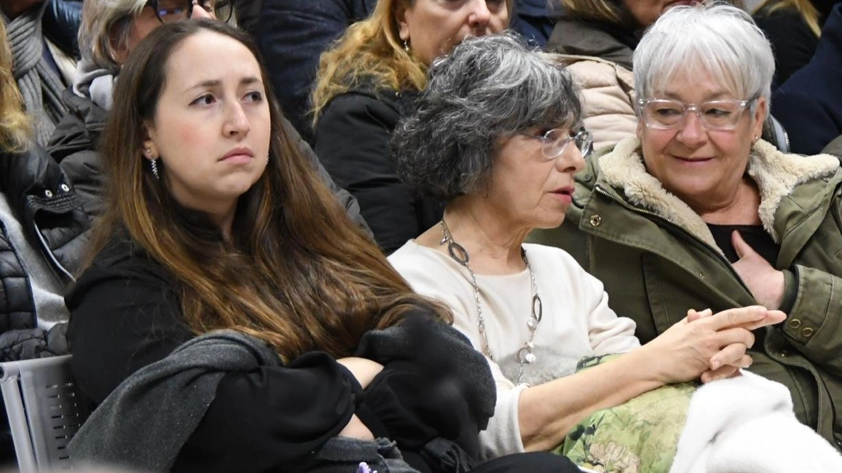 Un consiglio comunale affollato da comitati, associazioni e i cittadini per contestare el scelte sulla sanitàò intraprese dall’Asl e avallate dal Comune Un consiglio comunale affollato da comitati, associazioni e i cittadini per contestare el scelte sulla sanitàò intraprese dall’Asl e avallate dal Comune
