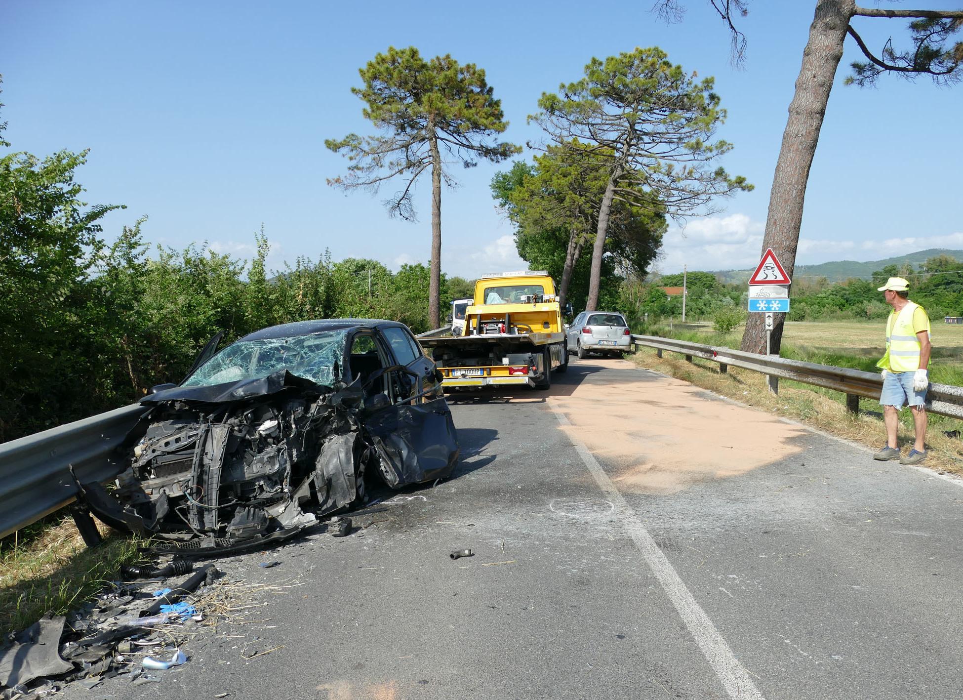 Schianto frontale tra auto. Due feriti gravi, è allarme Schianto frontale tra auto. Due feriti gravi, è allarme
