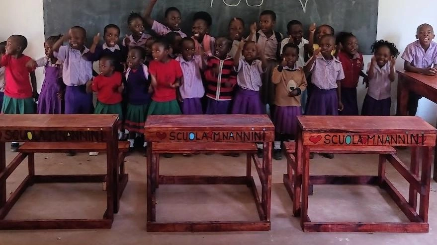 I bambini del piccolo villaggio in Kenya dove sono state inviate le donazioni