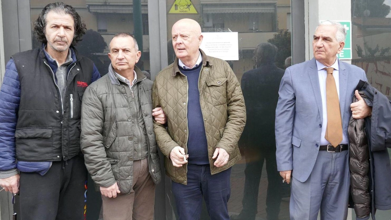 Il presidente Giovanni Mosca insieme ad alcuni membri del consiglio del circolo