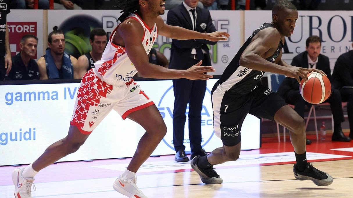 Il successore di Rowan alla guida del club è arrivato in città in mattinata. Dall’incontro con i soci all’ufficializzazione del versamento di nuovi soldi. Oggi e domani sarà accanto alla squadra nella trasferta in Trentino. Il successore di Rowan alla guida del club è arrivato in città in mattinata. Dall’incontro con i soci all’ufficializzazione del versamento di nuovi soldi. Oggi e domani sarà accanto alla squadra nella trasferta in Trentino.
