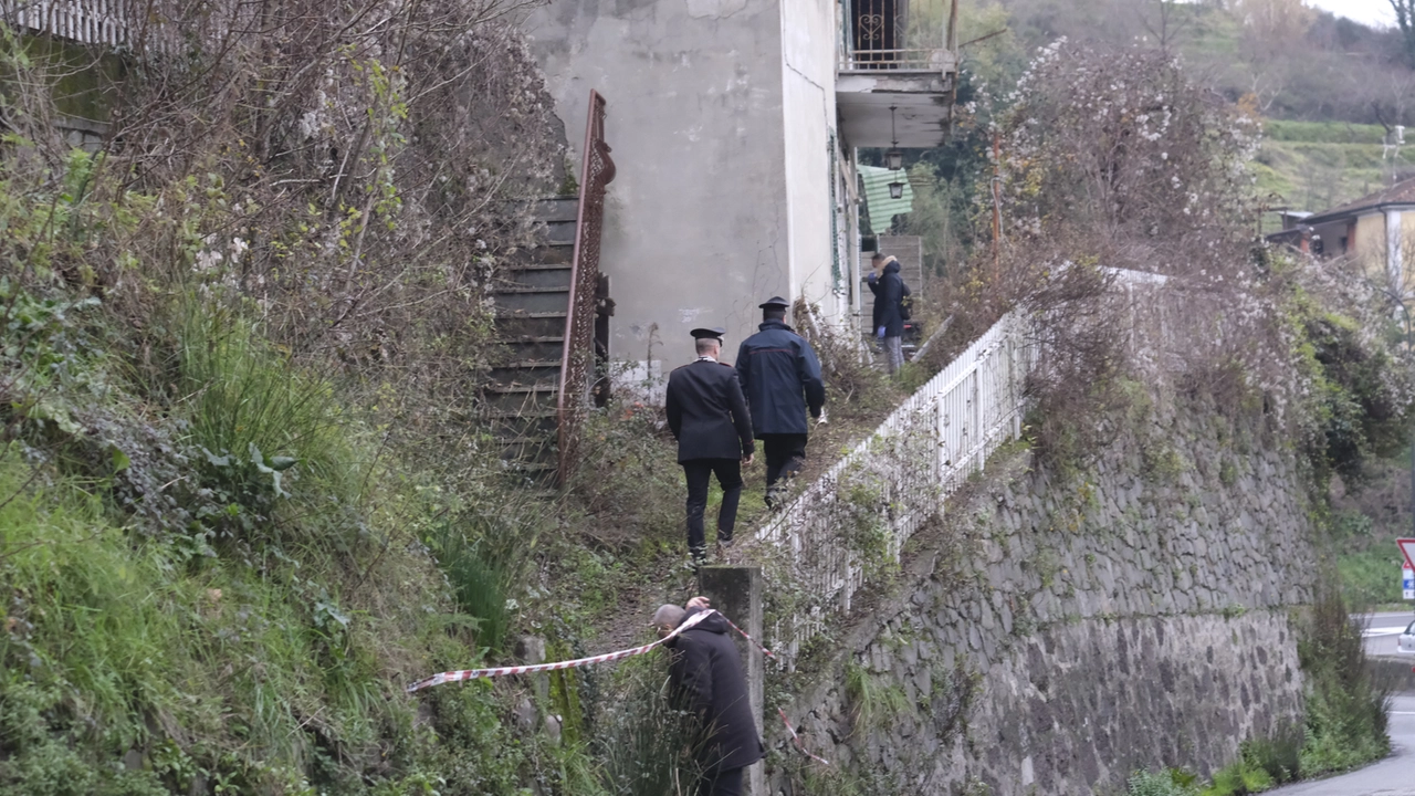 I carabinieri sul posto dopo il ritrovamento del corpo (Foto Pasquali) I carabinieri sul posto dopo il ritrovamento del corpo (Foto Pasquali)