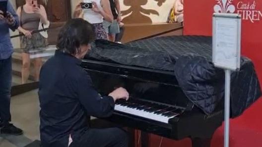 Firenze, il pianista Hershey Felder improvvisa Gershwin a Palazzo Vecchio: il video Firenze, il pianista Hershey Felder improvvisa Gershwin a Palazzo Vecchio: il video