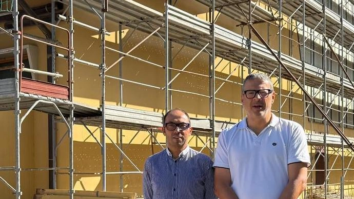 E’ partito da pochi giorni il cantiere del palazzetto di Poppi, un intervento atteso da tempo dalla comunità e dal sindaco Lorenzoni (nella foto) E’ partito da pochi giorni il cantiere del palazzetto di Poppi, un intervento atteso da tempo dalla comunità e dal sindaco Lorenzoni (nella foto)