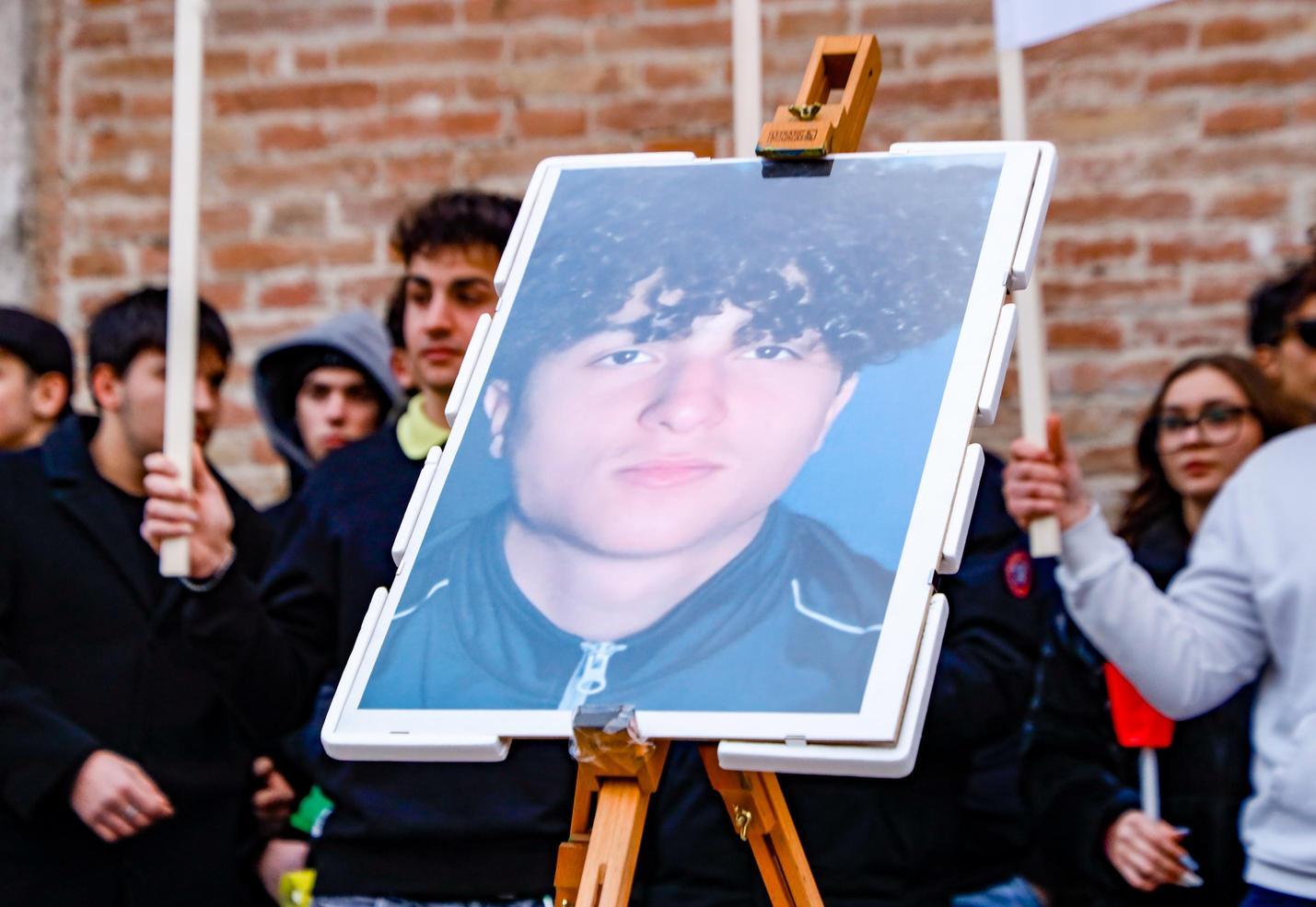 Diciassettenne ucciso a coltellate, chiesto il processo immediato per cinque indagati Diciassettenne ucciso a coltellate, chiesto il processo immediato per cinque indagati