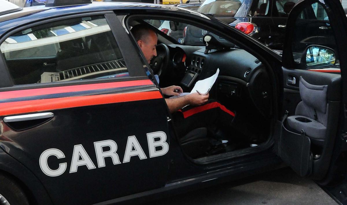 https://www.lanazione.it/image-service/view/acePublic/alias/contentid/ZDY3ZThmNGYtZDhhNy00/0/l-uomo-in-preda-alla-disperazione-ha-pensato-di-chiamare-i-carabinieri-foto-di-repertorio.jpeg?f=1.91:1&w=1200