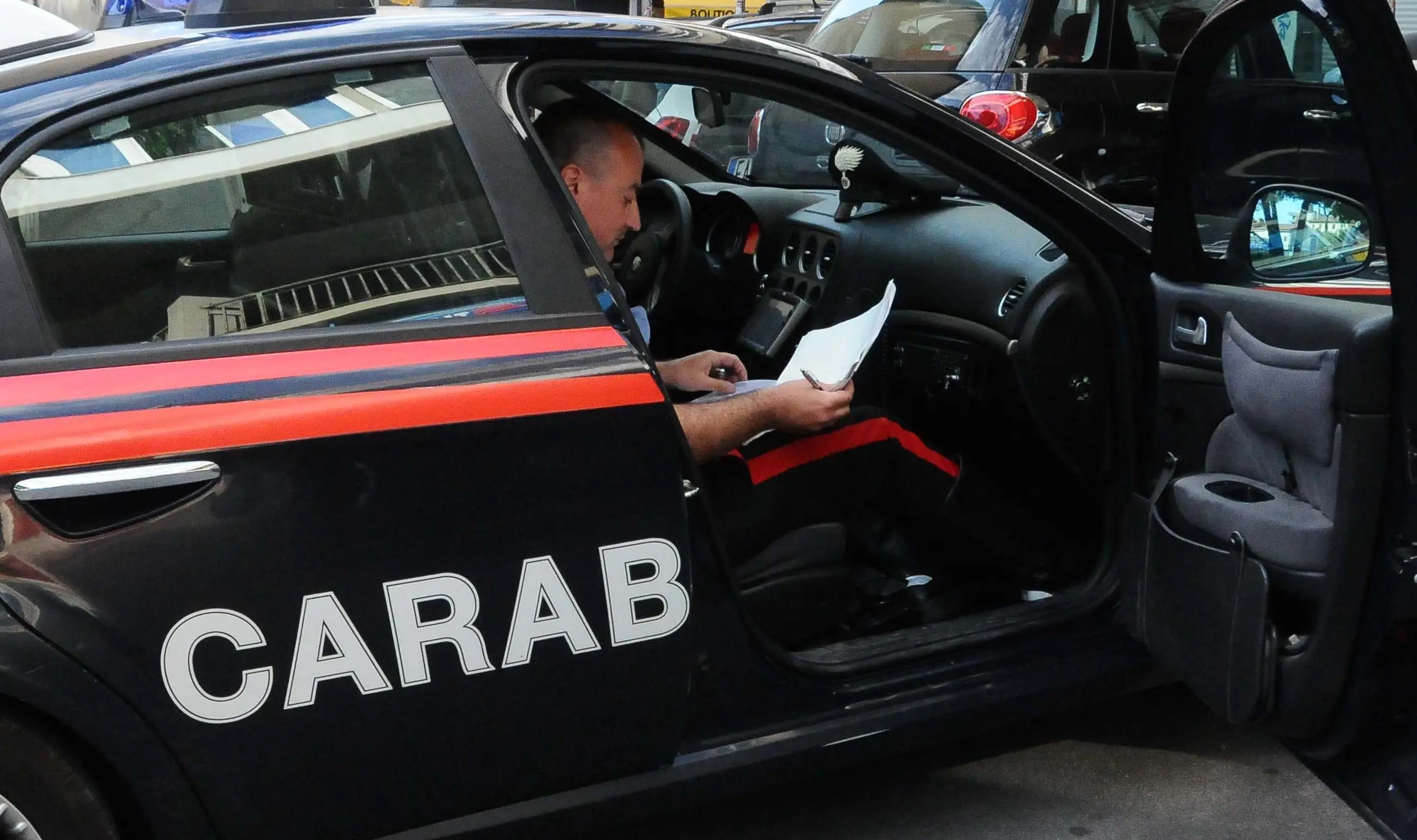 Solo, malato e in preda al panico: chiama i carabinieri che lo salvano