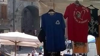 La bancarelle, per via dei lavori in piazza Umberto I, saranno sotto la Rocca Ariostesca. Nel pomeriggio la celebrazione eucaristica presieduta dal neo sacerdote don Angelo Ferrera. La bancarelle, per via dei lavori in piazza Umberto I, saranno sotto la Rocca Ariostesca. Nel pomeriggio la celebrazione eucaristica presieduta dal neo sacerdote don Angelo Ferrera.