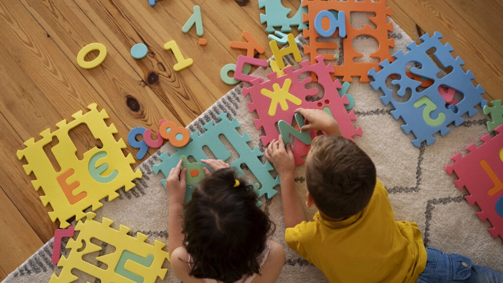 I bambini giocano nella ludoteca I bambini giocano nella ludoteca
