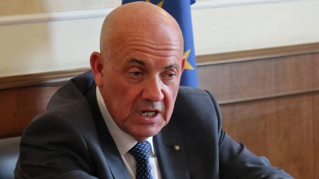 Il prefetto di Terni Giovanni Bruno lascia l'incarico, sostituito dalla dottoressa Antonietta Orlando. Carmine Belfiore diventa vicecapo della polizia, mentre Roberto Massucci diventa questore di Roma. Belfiore diventa prefetto con incarico di vicedirettore generale della pubblica sicurezza. Massucci, dopo incarichi a Latina, Roma e Verona, è coinvolto in un'inchiesta sulle presunte torture. Il prefetto di Terni Giovanni Bruno lascia l'incarico, sostituito dalla dottoressa Antonietta Orlando. Carmine Belfiore diventa vicecapo della polizia, mentre Roberto Massucci diventa questore di Roma. Belfiore diventa prefetto con incarico di vicedirettore generale della pubblica sicurezza. Massucci, dopo incarichi a Latina, Roma e Verona, è coinvolto in un'inchiesta sulle presunte torture.