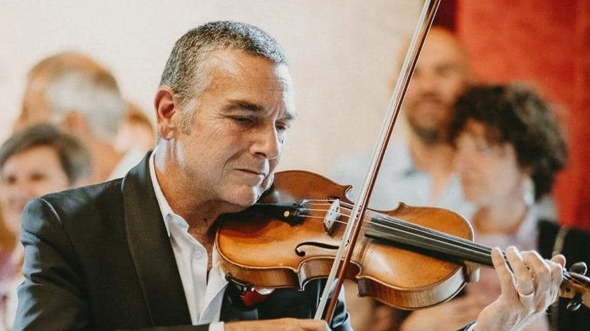 Il violinista lucchese multato per aver suonato con amplificazione in piazza Anfiteatro accetta la sanzione con dignità, ammettendo la trasgressione e chiedendo scusa per il disturbo causato. Il violinista lucchese multato per aver suonato con amplificazione in piazza Anfiteatro accetta la sanzione con dignità, ammettendo la trasgressione e chiedendo scusa per il disturbo causato.