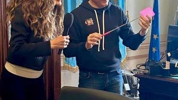 L’inviata di ’Striscia la Notizia’ Chiara Squarcia ieri ha incontrato il sindaco Andrea Casamenti nel palazzo comunale di Orbetello, gli ha portato in regalo uno scacciamosche e poi insieme hanno ballato il valzer del moscerino