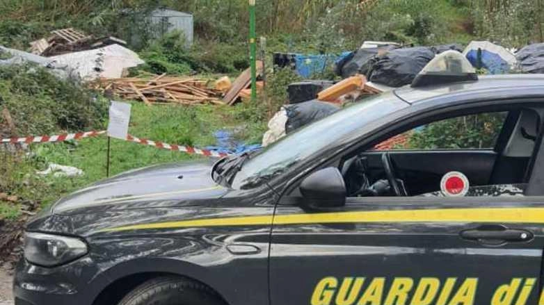 L’intervento dei militari nell’area usata come discarica abusiva L’intervento dei militari nell’area usata come discarica abusiva