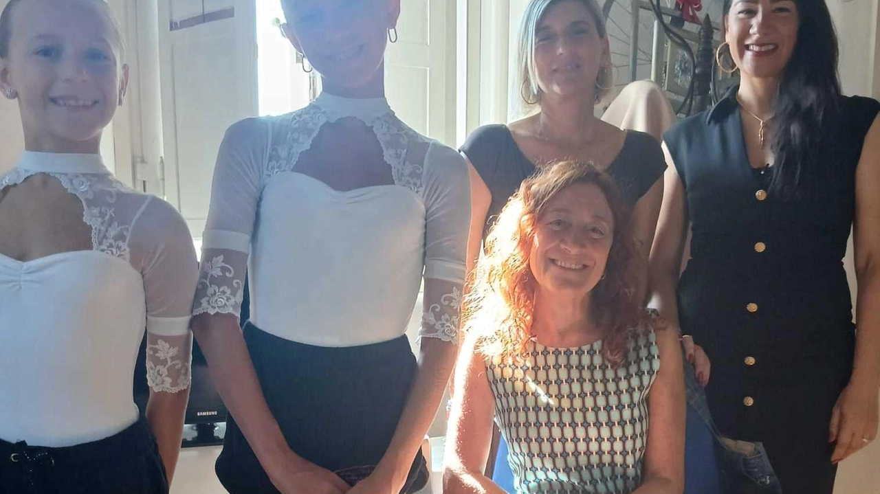 Da sinistra Viola, Gioia con le mamme e, seduta, la docente Annalisa Lombardi Da sinistra Viola, Gioia con le mamme e, seduta, la docente Annalisa Lombardi