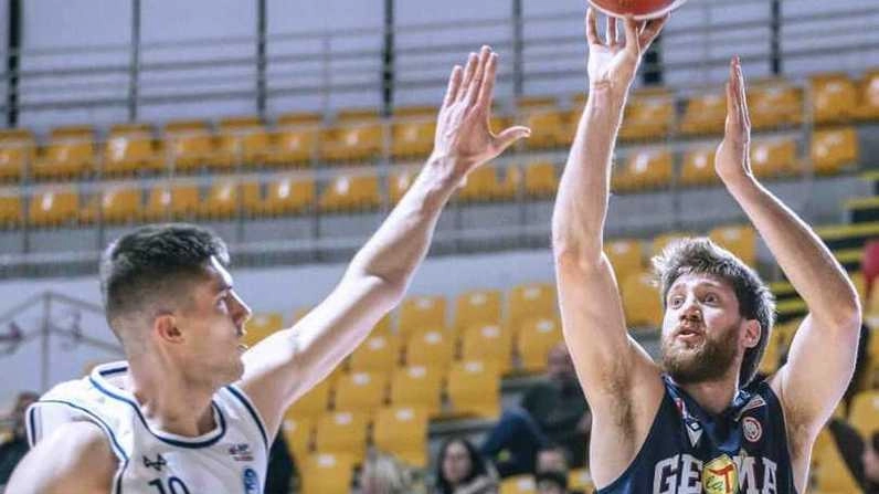 Lorenzo Passoni al tiro al PalaTiziano contro Matija Jovovic: l’esterno termale è stato bloccato dai falli e ha chiuso con appena 2 punti in 19 minuti Lorenzo Passoni al tiro al PalaTiziano contro Matija Jovovic: l’esterno termale è stato bloccato dai falli e ha chiuso con appena 2 punti in 19 minuti