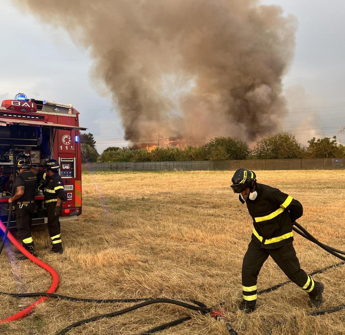Incendio in città. Evacuati hotel e distributore