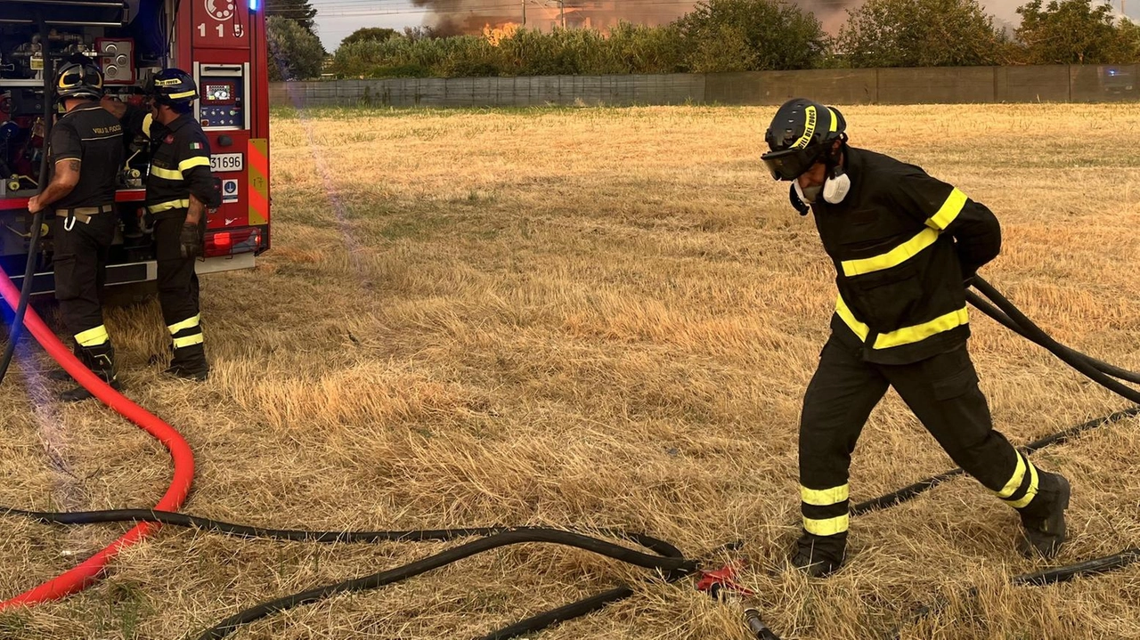 Momenti di grande apprensione nel tardo pomeriggio di ieri per un vasto incendio che si è sviluppato lungo la ferrovia... Momenti di grande apprensione nel tardo pomeriggio di ieri per un vasto incendio che si è sviluppato lungo la ferrovia...